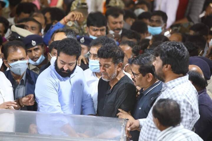 యంగ్ టైగర్ ఎన్టీఆర్ కి పునీత్ మంచి స్నేహితుడు. ఆయన సినిమాలో ఓ పాట కూడా పాడాడు ఎన్టీఆర్. ఇప్పుడు సడెన్ గా పునీత్ మరణించడాన్ని ఎన్టీఆర్ తట్టుకోలేకపోతున్నారు. (Image Credit: Social Media)