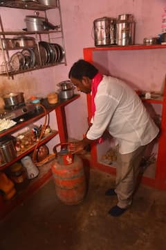 In Pics: పోలింగ్ వేళ గ్యాస్ బండలకు మొక్కులు.. టీఆర్ఎస్ వ్యూహం అదిరిందిగా..!