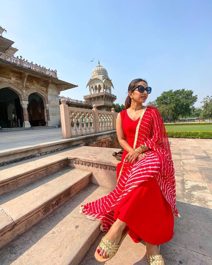 श्रेयाने शेअर केलेल्या फोटोंमधील तिच्या खास लूकने नेटकऱ्यांचे लक्ष वेधले आहे.  (Shreya Bugde/instagram)