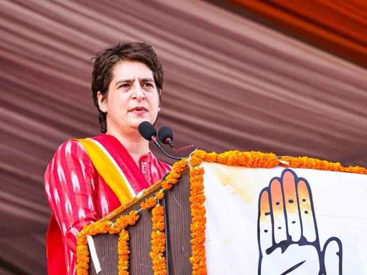 UP Polls 2022 Priyanka Gandhi In Gorakhpur Pratigya Rally Yogi Govt Attacking People On Daily Basis, Only Congress Is Fighting Pratigya Rally: 70 ఏళ్లలో దేశాన్ని కాంగ్రెస్ నిర్మిస్తే.. 7 ఏళ్లలో భాజపా అమ్మేసింది: ప్రియాంక గాంధీ