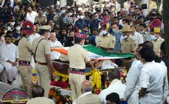 Puneet Rajkumar Last Rites Pics: শেষযাত্রায় কন্নড় ছবির সুপারস্টার পুনিত রাজকুমার
