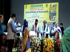 बिहार: ई-श्रम कार्ड बनाने के नाम पर वसूली, महिला ने केंद्रीय मंत्री के सामने खोली 'पोल', तुरंत जांच का दिया आदेश