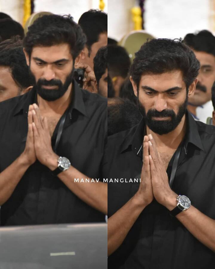 पुनीत राजकुमार को हाथ जोड़कर श्रद्धांजलि देते सुपरस्टार राणा दग्गुबाती. हर किसी के चेहरे पर पुनीत को खोने का गम साफ दिखाई दे रहा है.