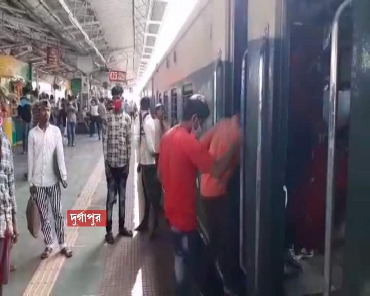 ফের কম ভাড়ায় যাতায়াত শুরু করতে পারায় খুশি হয়েছেন নিত্যযাত্রীরা। ফের ট্রেন চালু হওয়ায় রোজগারের আশায় হকাররা।