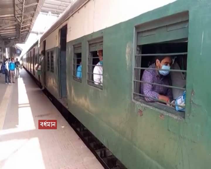 বর্ধমান স্টেশনে বর্ধমান-রামপুরহাট শাখার ট্রেনে ধরা পড়ল বেনিয়মের ছবি। ট্রেনে দুটি আসনের মাঝে নেই কোনও ক্রস চিহ্ন। রেলের বিরুদ্ধে গাফিলতির অভিযোগ তুলেছেন যাত্রীরা।