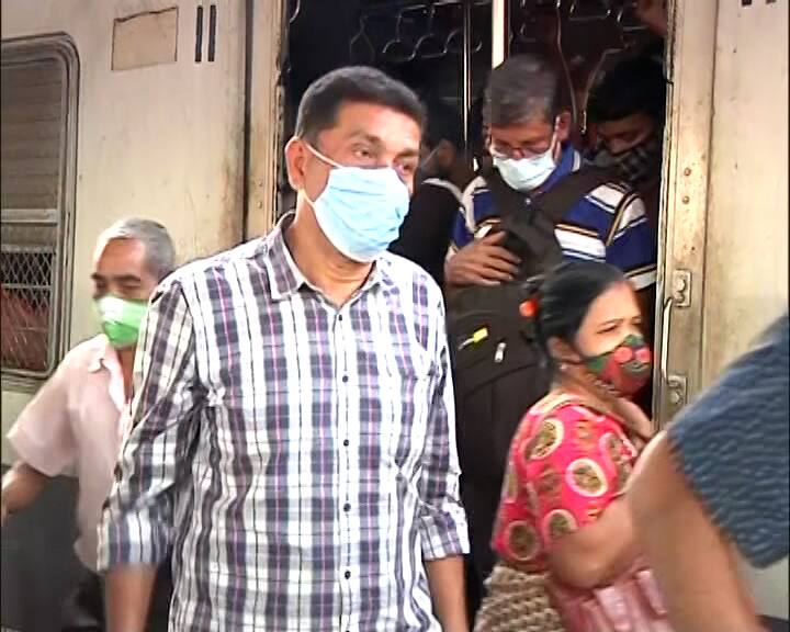 লোকাল ট্রেন পরিষেবা স্বাভাবিক করে তোলার পাশাপাশি, জোর দেওয়া হচ্ছে স্যানিটাইজেশনে।