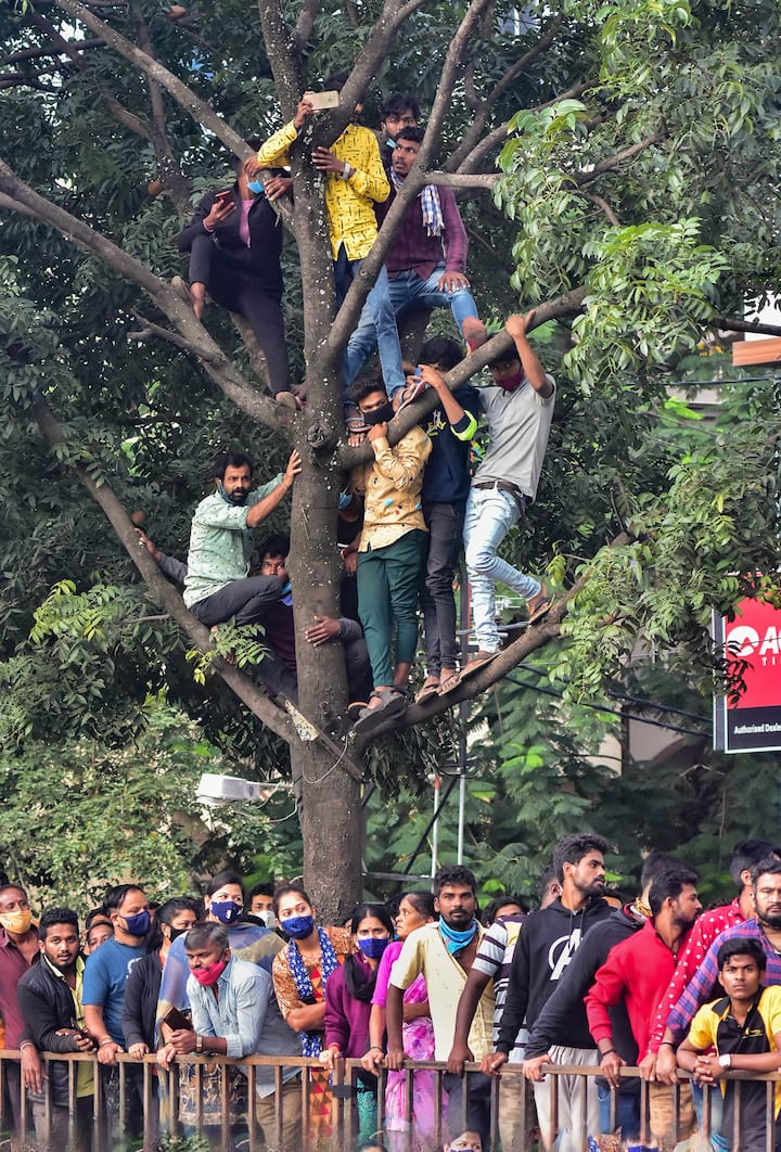 শেষবার প্রিয় অভিনেতাকে চোখের দেখা দেখতে শেষকৃত্যে নামল অনুরাগীর ঢল।
