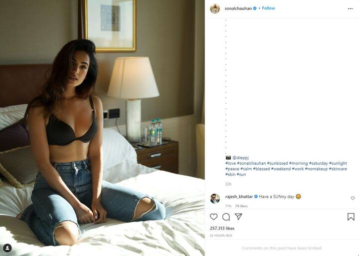 तस्वीर शेयर करते हुए सोनल ने कैप्शन में लिखा, 'और फिर से सूरज मुझे Kiss कर रहा है'. सोनल चौहान की ये तस्वीर काफी तेजी से वायरल हो गई तस्वीर पर राजेश खट्टन ने कमेंट किया, 'Have a SUNny day'. बता दें कि राजेश खट्टर शाहिद कपूर के Step father हैं.