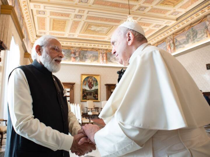 Pope Francis has accepted the PM Modi invitation and looking forward to visit India போப்பாண்டவரை இந்தியாவுக்கு வருமாறு அழைத்த பிரதமர் மோடி.. போப் சொன்ன பதில் இதுதான்..