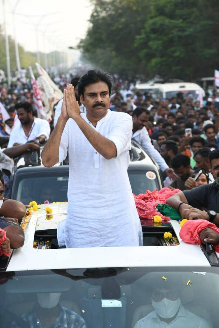 జనసైనికులకు అభివాదం చేస్తున్న జనసేన అధ్యక్షుడు పవన్ కల్యాణ్