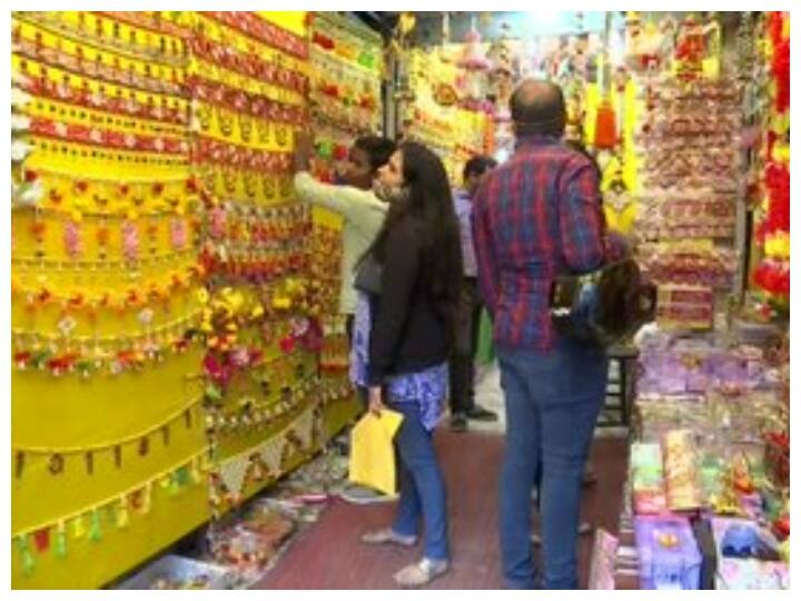 वहीं, राजधानी दिल्ली में रविवार को लगातार 9वें दिन कोरोना वायरस से एक भी मरीज की मौत की पुष्टि नहीं हुई है. दिल्ली में अब तक कोविड-19 से 25,091 लोगों की जान जा चुक है. यहां पिछले 24 घंटे में कोरोना के 45 नए केस दर्ज किए गए हैं. इसके साथ ही कोरोना संक्रमण दर 0.08 फीसदी हो गई है.