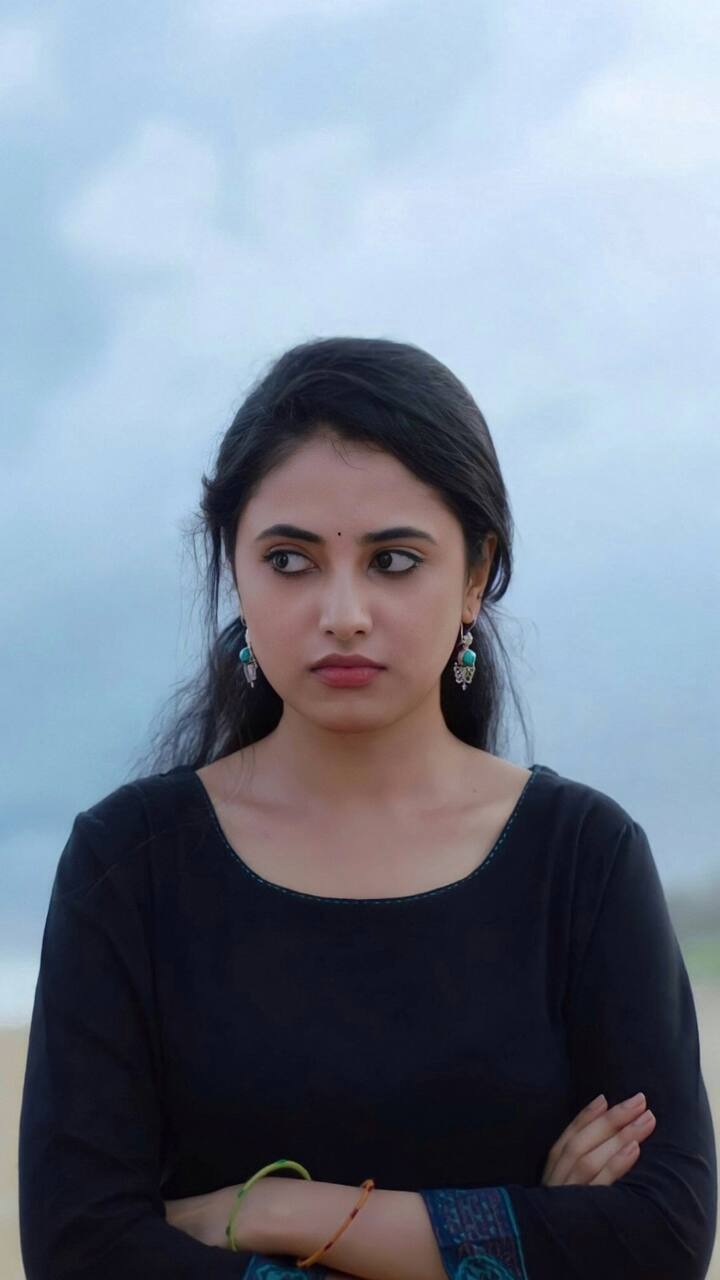 இதழோரமாய் சிறு புன்னகை..!!