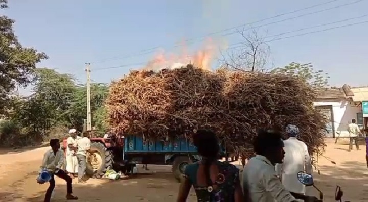 Sabarkantha : ઇડરમાં ફટાકડાની લારીમાં અચાનક ફૂટવા લાગ્યા ફટાકડા ને મચી ગઈ નાસભાગ, જુઓ વીડિયો