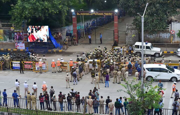 সোশ্যাল মিডিয়ায় সোনু সুদ, আর মাধবন, চিরঞ্জিবী, প্রকাশ রাজ-সহ বলিউডের বহু অভিনেতা-অভিনেত্রী প্রয়াত কন্নড় তারকা পুনিত রাজকুমারকে শ্রদ্ধা জানিয়েছেন।