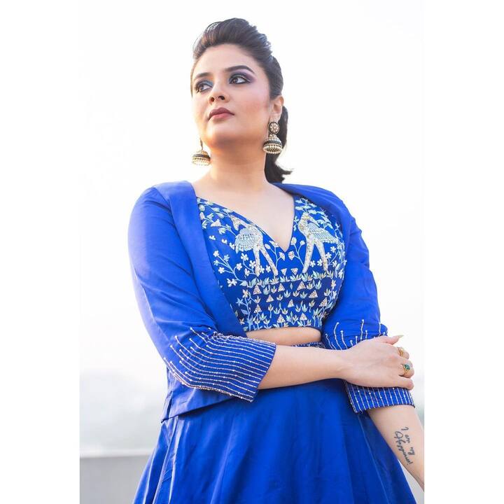 నవ్వించే పంచ్ లతో, లౌడ్ స్పీకర్ లాంటి గొంతుతో ప్రేక్షకులను అలరించడంతో శ్రీముఖిది మొదటిస్థానమే. (Image credit: Instagram)
