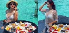 Photo: રશ્મિ દેસાઇનો સ્વિમૂન પૂલ લૂક વાયરલ, ફરીથી વ્હાઇટ બિકીની પહેરીને બતાવી હૉટ અદાઓ
