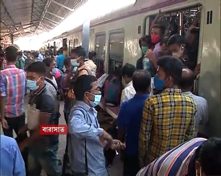 সরকারি-বেসরকারি, অধিকাংশ অফিস খুলে গেলেও, লোকাল ট্রেন চালু না হওয়ায় গত ৬ মাসে হয়রানির শিকার হতে হয়েছেন যাত্রীদের একটা বড় অংশ। আজ থেকে ট্রেন চালু হওয়ার খবরে তাঁরা খুশি।