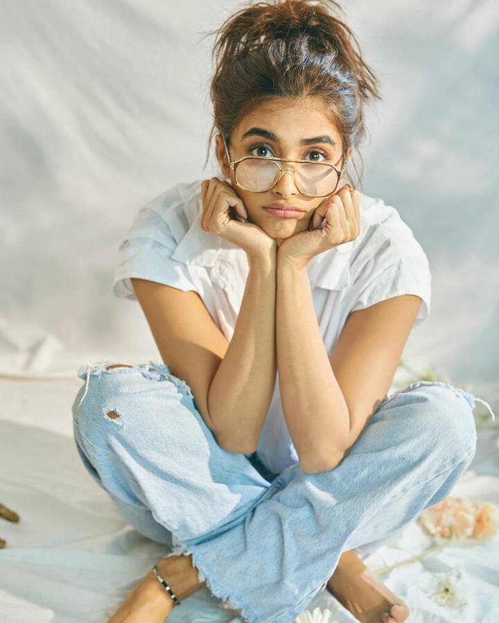 ప్రస్తుతం టాలీవుడ్ బిజీ హీరోయిన్ గా మారింది పూజా.  మొదట్లో ఐరన్ లెగ్ అనిపించుకున్నా దువ్వాడ జగన్నాథమ్ సినిమాతో సక్సెస్ ఫుల్ హీరోయిన్ గా మారింది. (Image credit: Instagram)
