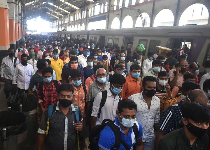 পরে দফায় দফায় ট্রেন চলাচলে নিষেধাজ্ঞার মেয়াদ বাড়ানো হয়। পুজোর সময়ও লোকাল ট্রেন পরিষেবা বন্ধই ছিল। চলেছিল কিছু স্পেশাল ট্রেন।