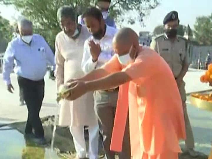 Uttar Pradesh CM Yogi Adityanath offers prayers to Ram Lalla at the Ram Janmabhoomi temple site in Ayodhya  CM Yogi in Ayodhya: काबुल नदी के पानी से सीएम योगी आदित्यनाथ ने किया 'जल अभिषेक', की रामलला की पूजा-अर्चना 