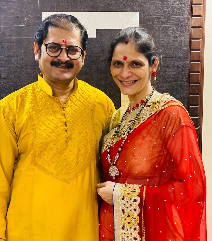 Manmohan Tiwari – रोहिताश गौड़ पिछले 6 सालों से मनमोहन तिवारी का रोल निभा रहे हैं. स्क्रीन पर उनकी और अंगूरी भाबी की जोड़ी खूब जमती है लेकिन असल जिंदगी में तिवारी जी की पत्नी का नाम है रेखा गौड़. जो लाइमलाइट से दूर ही रहती हैं. (फोटो – सोशल मीडिया)