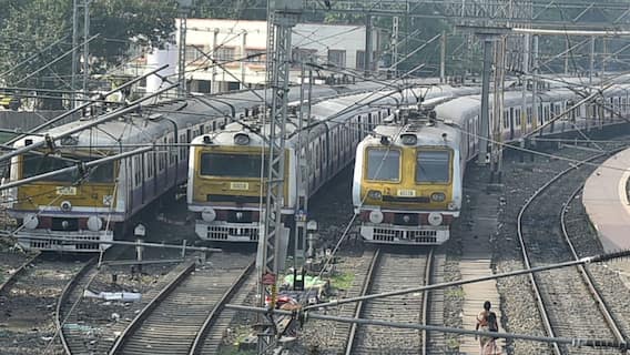 Local Train Service Start: প্রায় ৬ মাস পর চালু লোকাল ট্রেন, রবিবারেও ধরা পড়ল উদ্বেগের ছবি