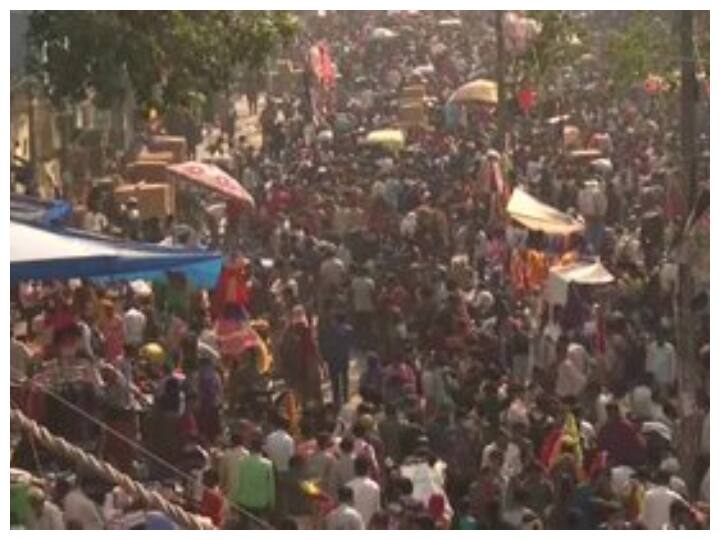 केंद्र सरकार की ओर से पहले ही आगाह किया जा चुका है कि त्योहारों के सीजन में कोरोना प्रोटोकॉल का ध्यान रखना जरूरी है. इसके बाद भी लोग दिल्ली के बाजारों में सोशल डिस्टेंसिंग का जमकर धज्जियां उड़ा रहे है. इससे कोरोना वायरस के फैलने की संभावना बढ़ सकती है.