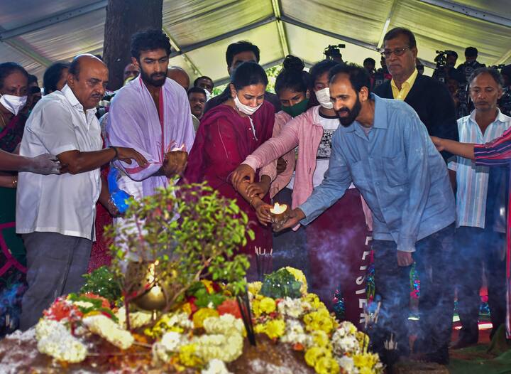 বিক্রম হাসপাতাল কর্তৃপক্ষ এবং কর্ণাটকের মুখ্যমন্ত্রী বাসবরাজ বোম্মাই সরকারিভাবে কন্নড় ছবির সুপারস্টার পুনিত রাজকুমারের মৃত্যুর খবর জানান।