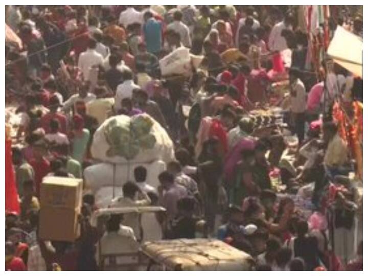 दिल्ली आपदा प्रबंधन प्राधिकरण ने बाजार खोलने की अनुमति दी थी तब कोरोना प्रोटोकाल के पालन की सख्त हिदायत दी थी. हालांकि, दिवाली के समय बाजारों में इसका असर कहीं नजर नहीं आ रहा है. कई लोग मास्क भी नहीं लगा रहे हैं. इससे कोरोना महामारी का खतरा और बढ़ सकता है.