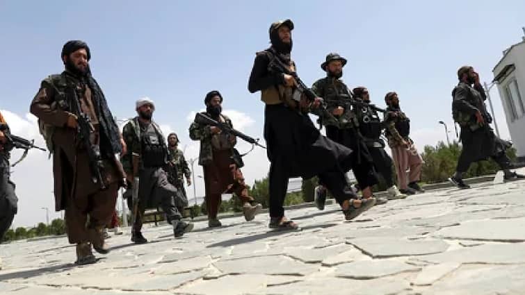 Taliban Parade: अमेरिकी हथियारों के साथ तालिबान ने किया शक्ति प्रदर्शन, सैन्य परेड के साथ काबुल के आसमान में उड़ाए हेलीकॉप्टर
