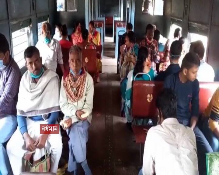 রবিবার হওয়ায় কাটোয়া স্টেশনে ভিড় কম। তারই মধ্যে দূরত্ববিধি মেনে, মাস্ক, স্যানিটাইজার ব্যবহার করে যাতায়াত করছেন যাত্রীরা।