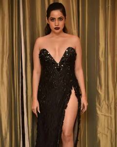 હાઇ સ્લિટ ડ્રેસ પહેરીને ભરી મહેફિલમાં ઉર્ફી જાવેદે ફરી મચાવી ધમાલ, તસવીરો વાયરલ