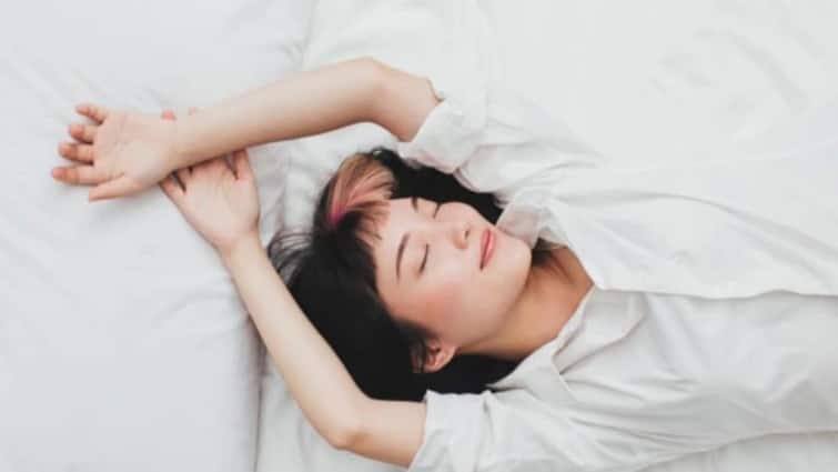 Are You Getting Enough Sleep or Too Much, Oversleeping Puts You at Risk of Stroke Oversleeping Side Effects: ইচ্ছে হলেই ঘুমিয়ে নিচ্ছেন? অতিরিক্ত ঘুমের ফলে কী হতে পারে শরীরে?
