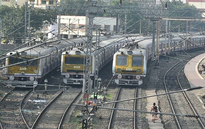 করোনা আবহে প্রায় ৬ মাস বন্ধ থাকার পর রাজ্যে আজ থেকে চাকা গড়াল লোকাল ট্রেনের। আপাতত ৫০ শতাংশ যাত্রী নিয়ে চালানোর ছাড়পত্র দিয়েছে রাজ্য।