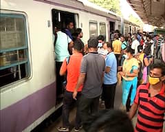 Local Train Service: ৬ মাস পর রাজ্যে চাকা গড়াল লোকাল ট্রেনের, প্রথম দিনই ভিড়ের ছবি