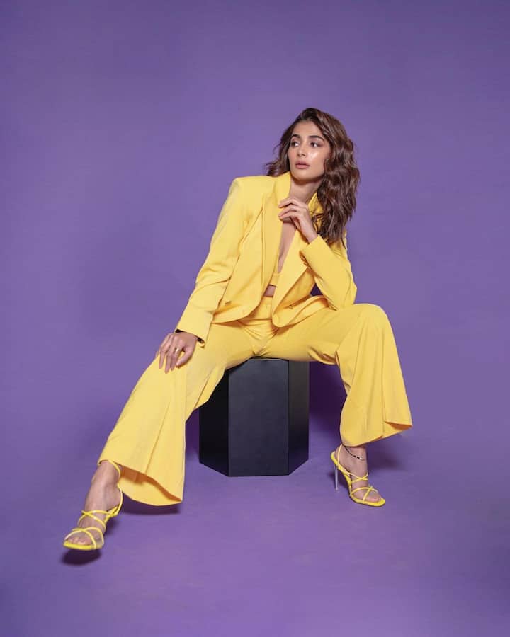 పసుపు రంగులో డ్రెస్సులో బంతి పువ్వులా మెరిసిపోతోంది అందాల తార పూజా హెగ్డే. (Image credit: Instagram)