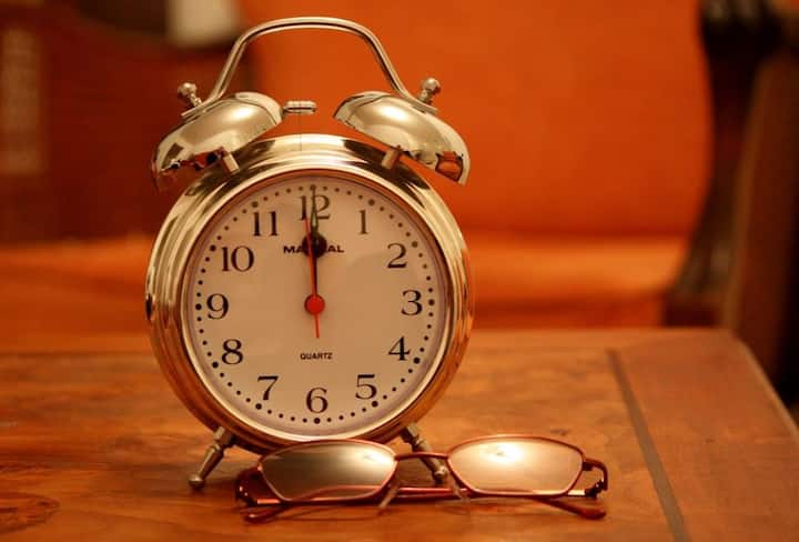 দীর্ঘদিন রাত জেগে কাজ বা পড়াশোনার কারণে ঘুমের সমস্যা দেখা দিতে পারে।  স্বাভাবিক রুটিন প্রতিনিয়ত ব্যহত হওয়ার জন্য দেহের ন্যাচারাল ক্লক ঠিক থাকে না।