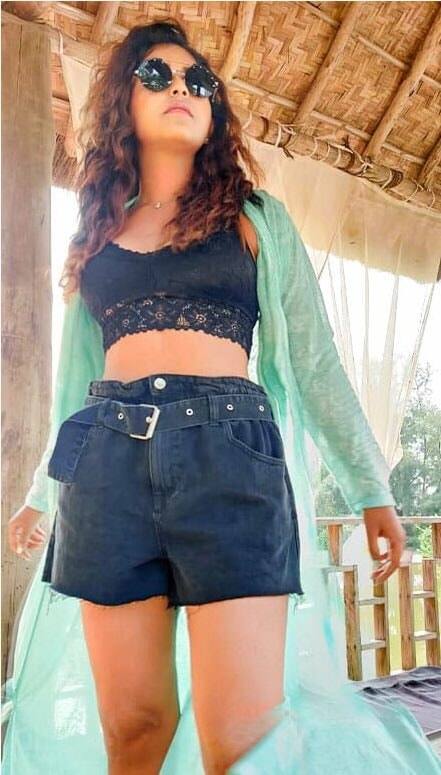 ஸ்டைலிஷ் தமிழச்சி இள நெஞ்சிக்குள்ள...