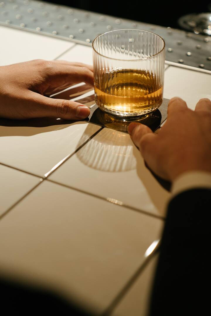 অ্যালকোহল শরীরে ক্যালসিয়াম শোষণকে বাধা দেয় এবং হাড় গঠনের খনিজগুলোকে সঠিকভাবে শোষণ করতে বাধা দেয়। এর কারণে হাড় দ্রুত দুর্বল হয়ে যায়।