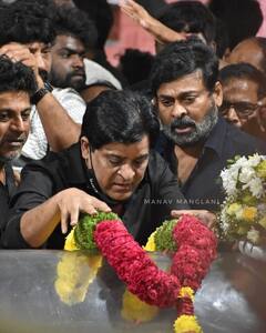 Puneeth Rajkumar Funeral Photos: पुनीत राजकुमार के अंतिम दर्शन कर बिलख उठे सितारे, प्रभुदेवा से लेकर चिरंजीवी हर किसी की आंखों से छलके आंसू