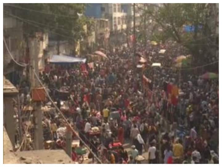 दिल्ली में बढ़ते प्रदूषण के चलते दिल्ली के मुख्यमंत्री अरविंद केजरीवाल ने पिछले तीन साल की तरह इस साल भी दिवाली के मौके पर पटाखों के भंडारण, बिक्री और जलाने पर पाबंदी लगाई हुई है. गौरतलब है कि 04 नवंबर को दिवाली का लोगों को बेसब्री से इंतजार है.