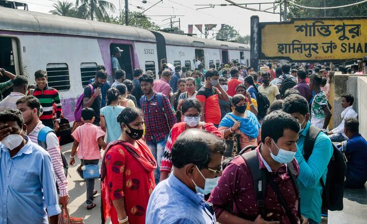 প্রায় ৬ মাস পর লোকাল ট্রেন চালানোয় গ্রিন সিগনাল দিয়েছে নবান্ন।