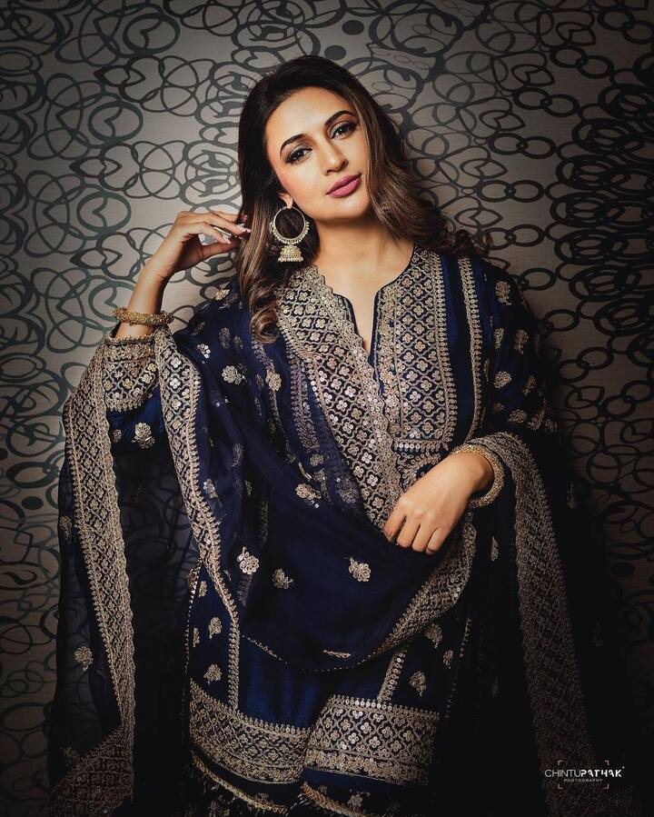 दीवाली का मौका है तो हर लड़की चाहती है कि वो सबसे खूबसूरत दिखे. अगर आप भी इसी उलझन में हैं कि क्या पहने या किस तरह किस ड्रेस को कैरी करें तो फिर दिव्यांका त्रिपाठी की स्टाइलिंग टिप्स आपके लिए मददगार हो सकती हैं. (फोटो – सोशल मीडिया)