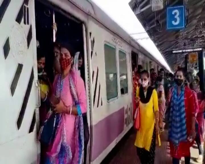 হাওড়া স্টেশনে ভিড়। লোকাল ট্রেনে ওঠার জন্য দৌড়োদৌড়ি। চলন্ত ব্যান্ডেল লোকালে উঠতে গিয়ে পড়েও গেলেন এক প্রৌঢ়।