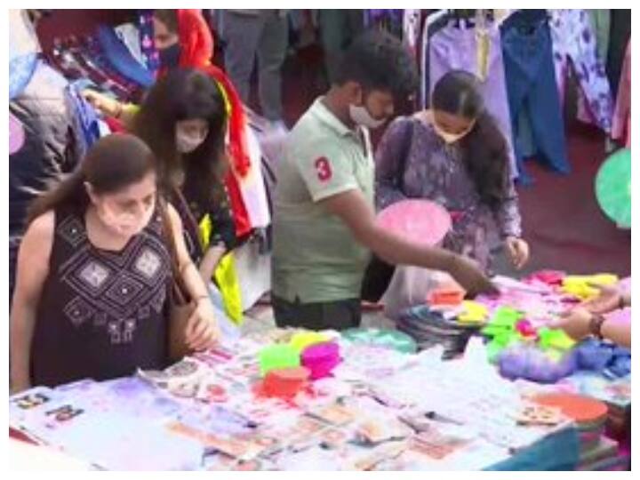 दिल्ली की सरोजनी नगर और करोल बाग मार्केट में भी लोग कोरोना प्रोटोकॉल का जमकर उल्लंघन कर रहे हैं. दिल्ली सरकार त्योहारी सीजन को देखते हुए लोगों को लगातार आगाह कर रही है. बावजूद दिवाली से पहले लोग सामान खरीदने के लिए बाजारों में भीड़ लगाने से बाज नहीं आ रहे हैं.