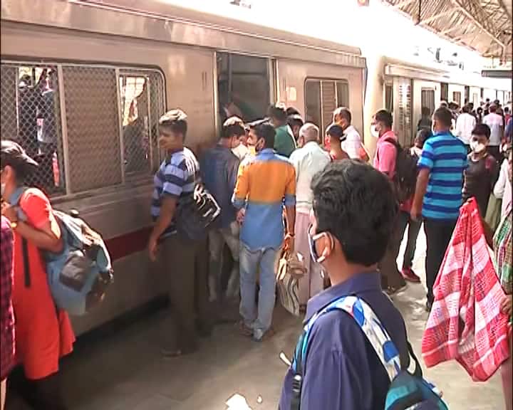 ৫০ শতাংশ যাত্রী নিয়ে লোকাল ট্রেন পরিষেবা চালু হওয়ার প্রথম দিনই সোনারপুর স্টেশনে বাদুড়ঝোলা ভিড়। রবিবার হওয়া সত্ত্বেও আসন ফাঁকা নেই।