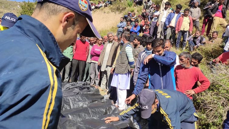 Uttarakhand, 13 people died, two rescued after a vehicle rolled down a gorge at Bulhad-Baila road in Chakrata, Dehradun district ਭਿਆਨਕ ਸੜਕ ਹਾਦਸੇ 'ਚ 13 ਲੋਕਾਂ ਦੀ ਮੌਤ, 1 ਬੱਚੇ ਸਣੇ 2 ਗੰਭੀਰ ਜ਼ਖਮੀ