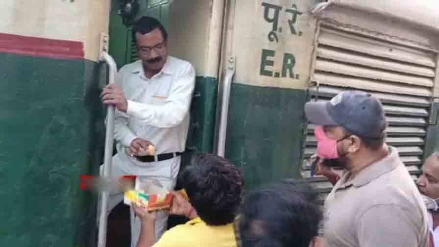 West Burdwan: রাজ্যে ফের চালু লোকাল ট্রেন, পানাগড় স্টেশনে যাত্রীদের মিষ্টি মুখ করালেন তৃণমূল কর্মী-সমর্থকরা West Burdwan Local Train Service Resumes TMC workers distribute sweets to passengers West Burdwan: রাজ্যে ফের চালু লোকাল ট্রেন, পানাগড় স্টেশনে যাত্রীদের মিষ্টি মুখ করালেন তৃণমূল কর্মী-সমর্থকরা