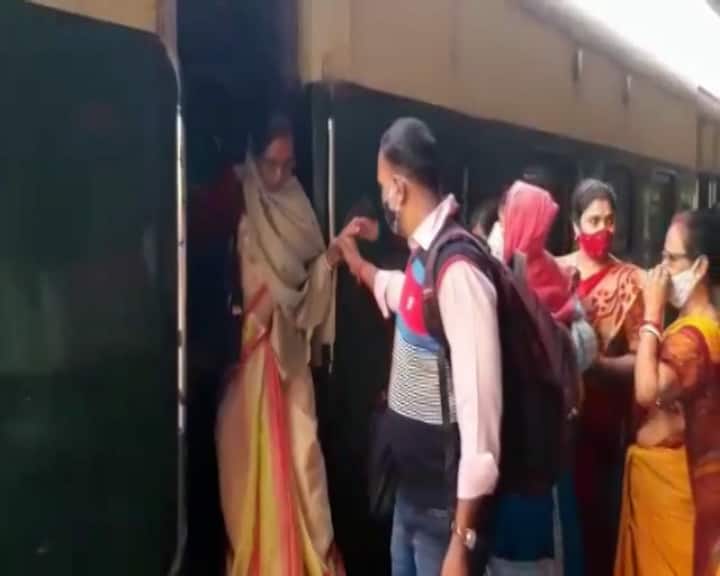 করোনা আবহে প্রায় ৬ মাস বন্ধ থাকার পর রাজ্যে আজ থেকে চাকা গড়াল লোকাল ট্রেনের। আপাতত ৫০ শতাংশ যাত্রী নিয়ে চালানোর ছাড়পত্র দিয়েছে রাজ্য।