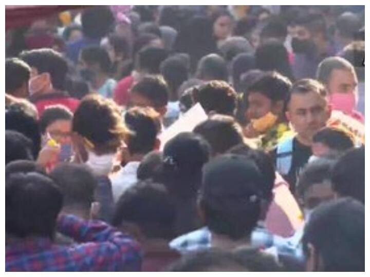 हर साल दिवाली के समय बाजारों में खरीदारों की भीड़ लग जाती है. हालांकि, बीते साल कोरोना महामारी के कारण बाजार से भीड़ और रोनक दोनों गायब थे. इस साल एक बार फिर से बाजारों में लोगों की भीड़ उमड़ पड़ी है. दरअसल, कोरोना महामारी की तबाही के कारण कई ऐसे त्योहारों के मौके पर पाबंदी लगा दी गई थी, लेकिन अब कोरोना की दूसरी लहर में स्थिति पर काबू पा लिया गया है और कोविड-19 संक्रमितों की संख्या में लगातार गिरावट आ रही है, ऐसे में लोग दिवाली की शॉपिंग के लिए एक बार फिर से बाजारों में निकल रहे हैं, जिससे कई जगह कोरोना प्रोटोकॉल का भी उल्लंघन हो रहा है. आजकल दिल्ली के बाजारों का यही हाल है.